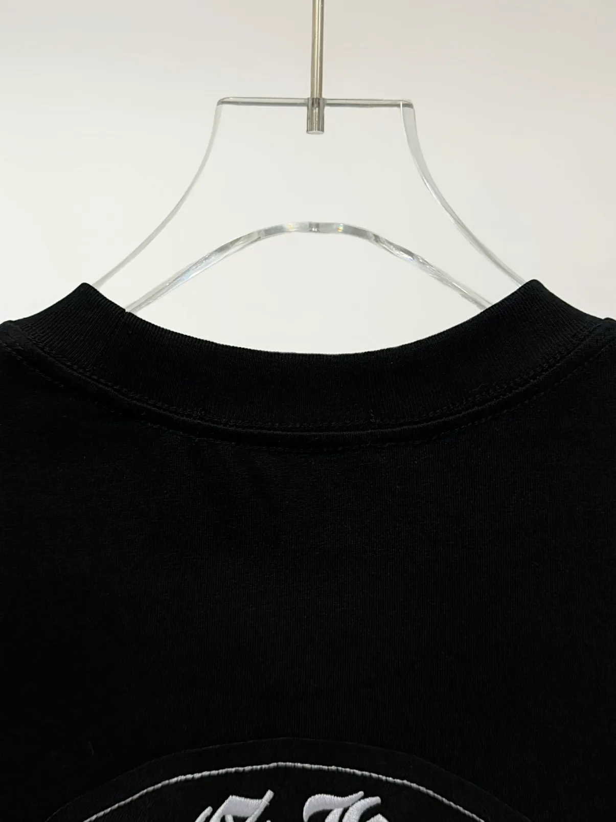 🅿️200 [High quality] Chrome hearts ss25 new first release latest short-sleeved round neck t-shirt, high-end customization, avant-garde and fashionable design! The front and rear panels of the brand logo are designed with heavy craftsmanship of burnt appliqué, ten rivets and one hundred thousand needle embroidery. High-end customized 280g fabric. Soft to the touch. Comfortable to wear. Exquisite stitching. Fine workmanship. The upper body effect is incomparably handsome! Same style for men and women, color: white, black size: S to xL